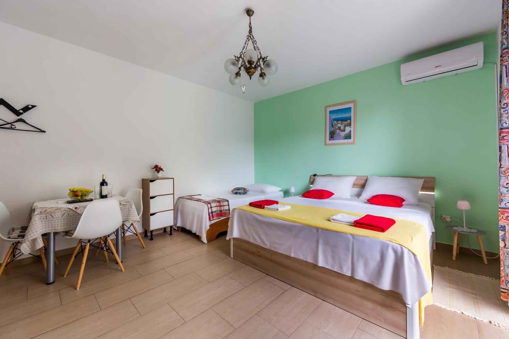 Apartments Claudia Šmrika Екстериор снимка