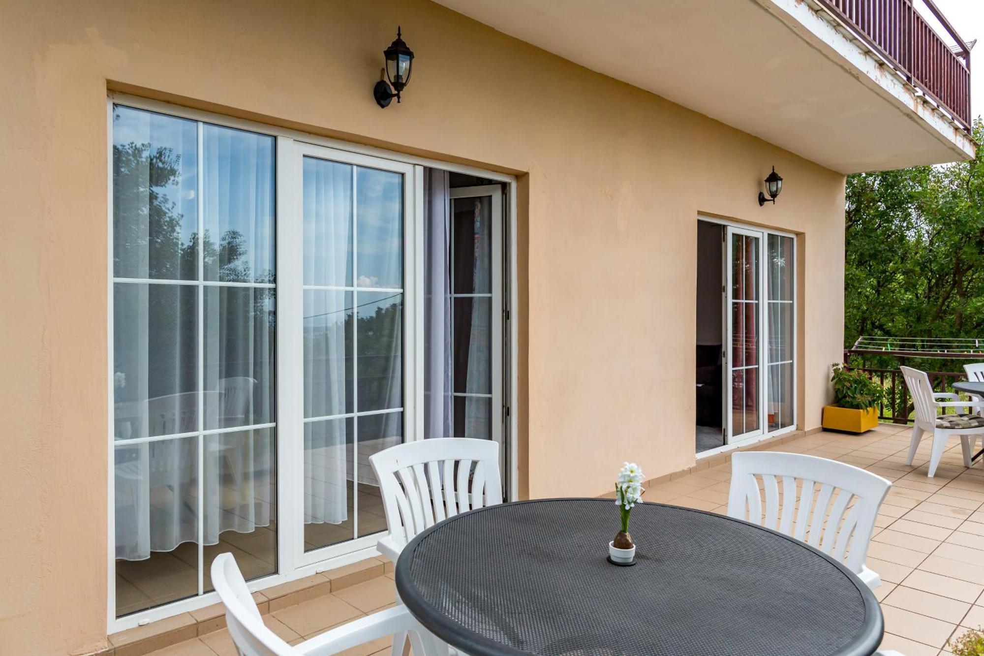 Apartments Claudia Šmrika Екстериор снимка